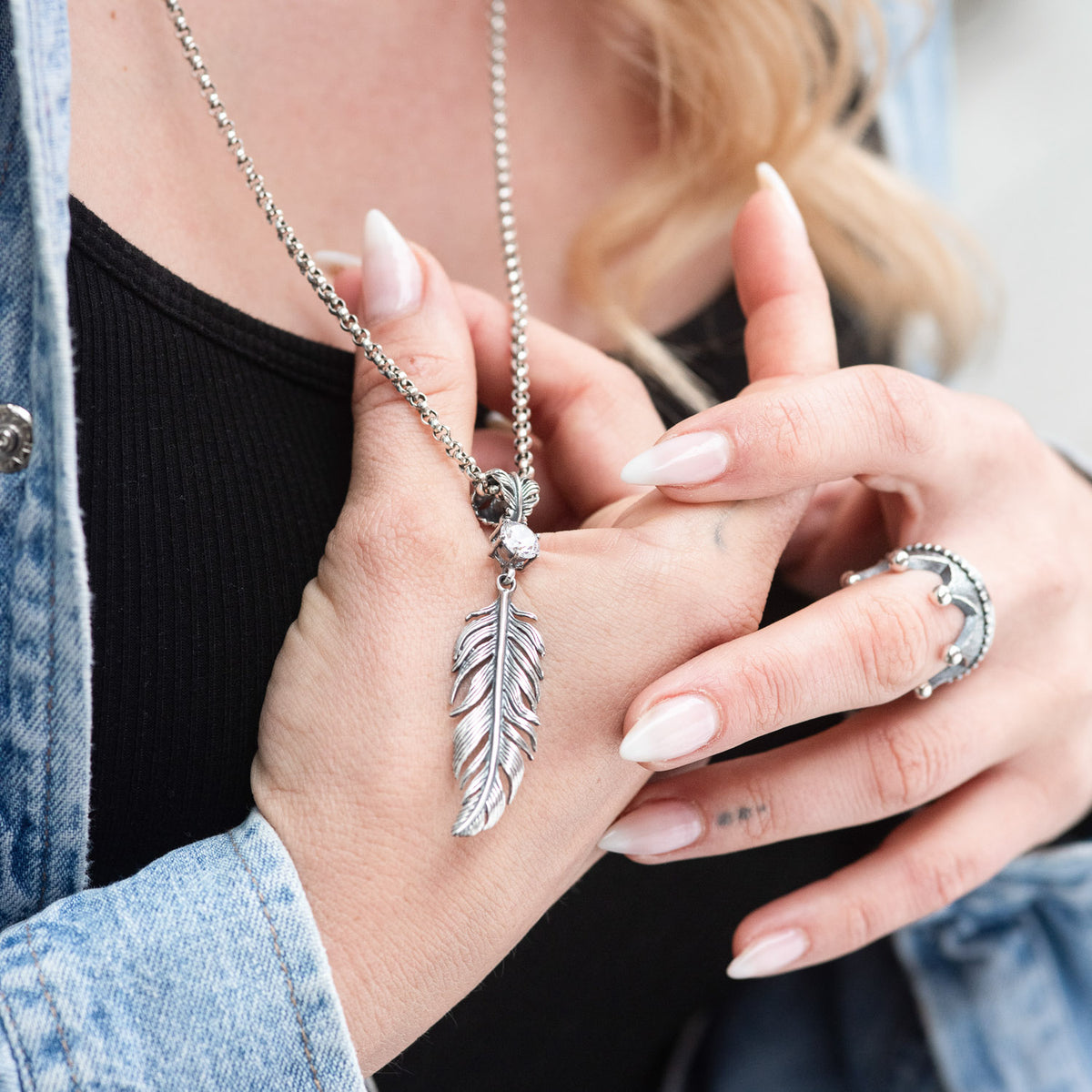 Pendant feather