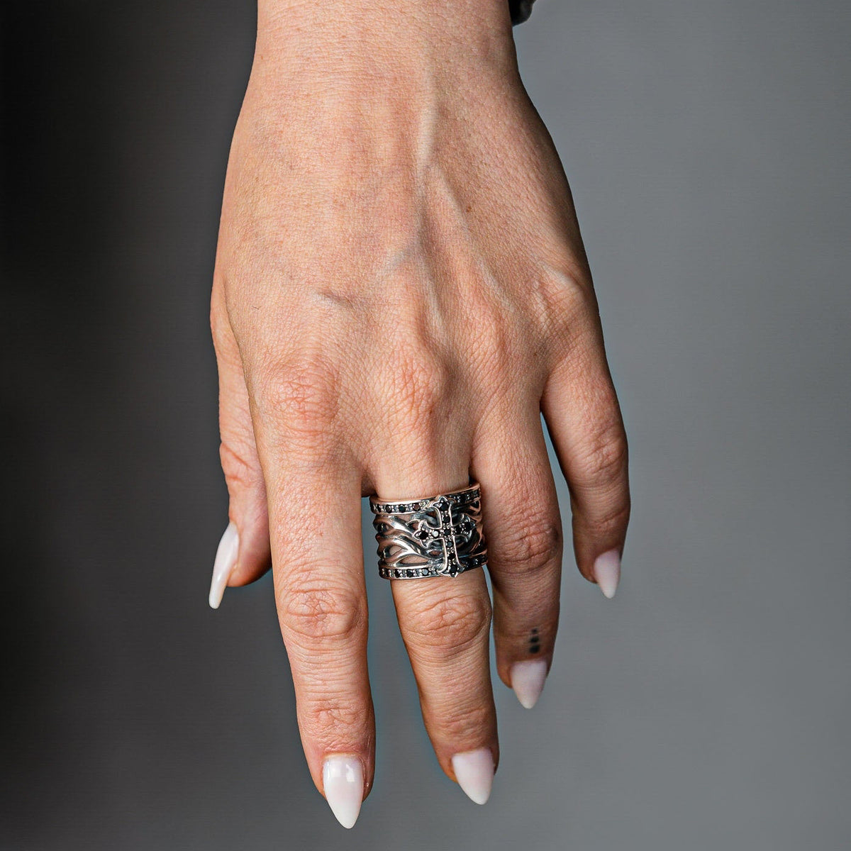 RING KREUZ MIT ORNAMENTEN UND ZIRKONIA