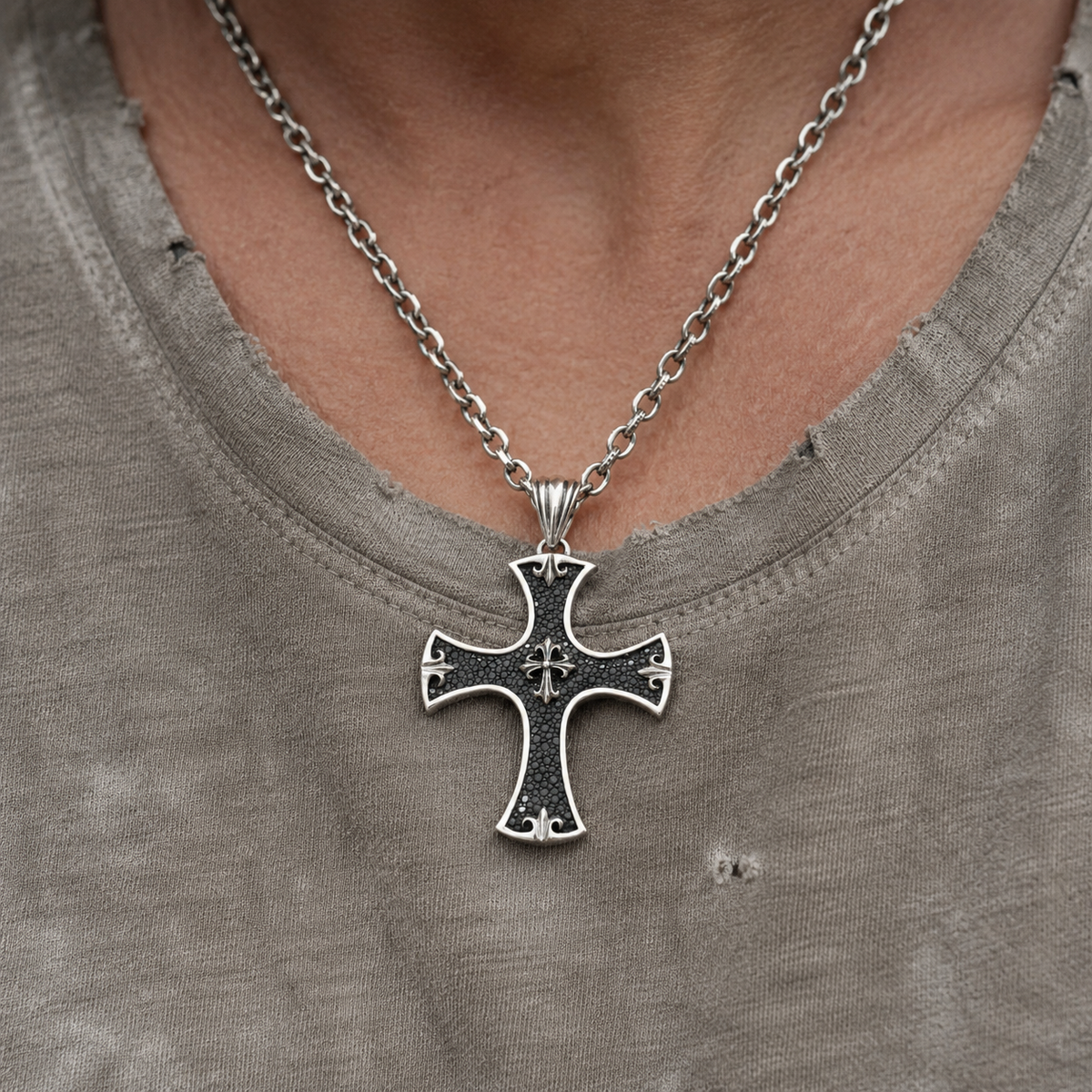 ANHÄNGER KREUZ MIT ROCHENLEDER