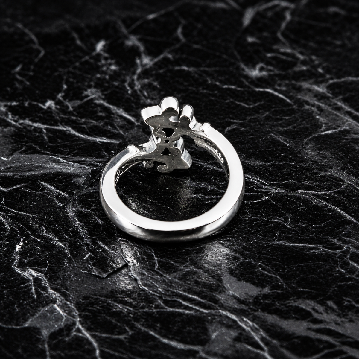 RING DOPPELLILIE MIT SCHWARZEN STEINEN SILBER