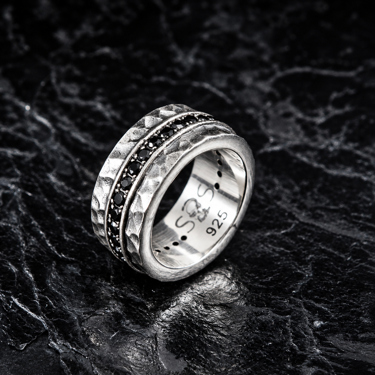 RING GEHÄMMERT MIT SCHWARZEN STEINEN