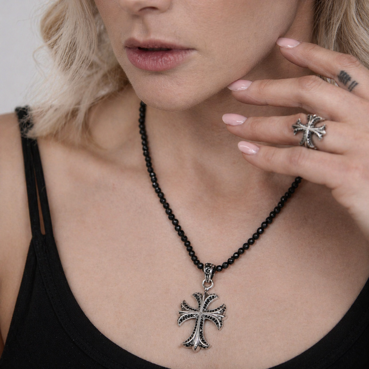 ANHÄNGER KREUZ MIT LILIENENDEN KLEINE VERSION