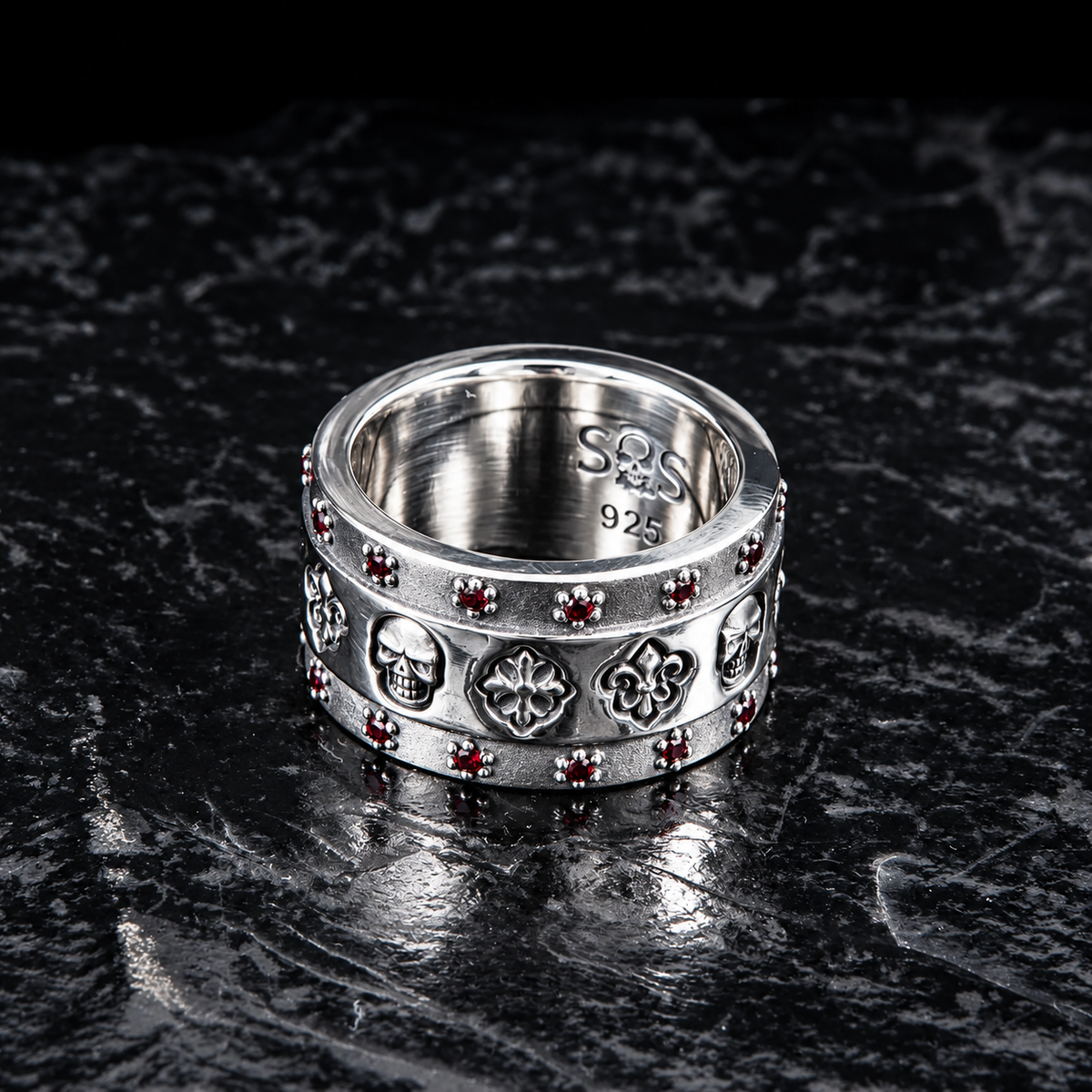 RING TOTENKOPF LILIE KREUZ MIT ROTEN STEINEN
