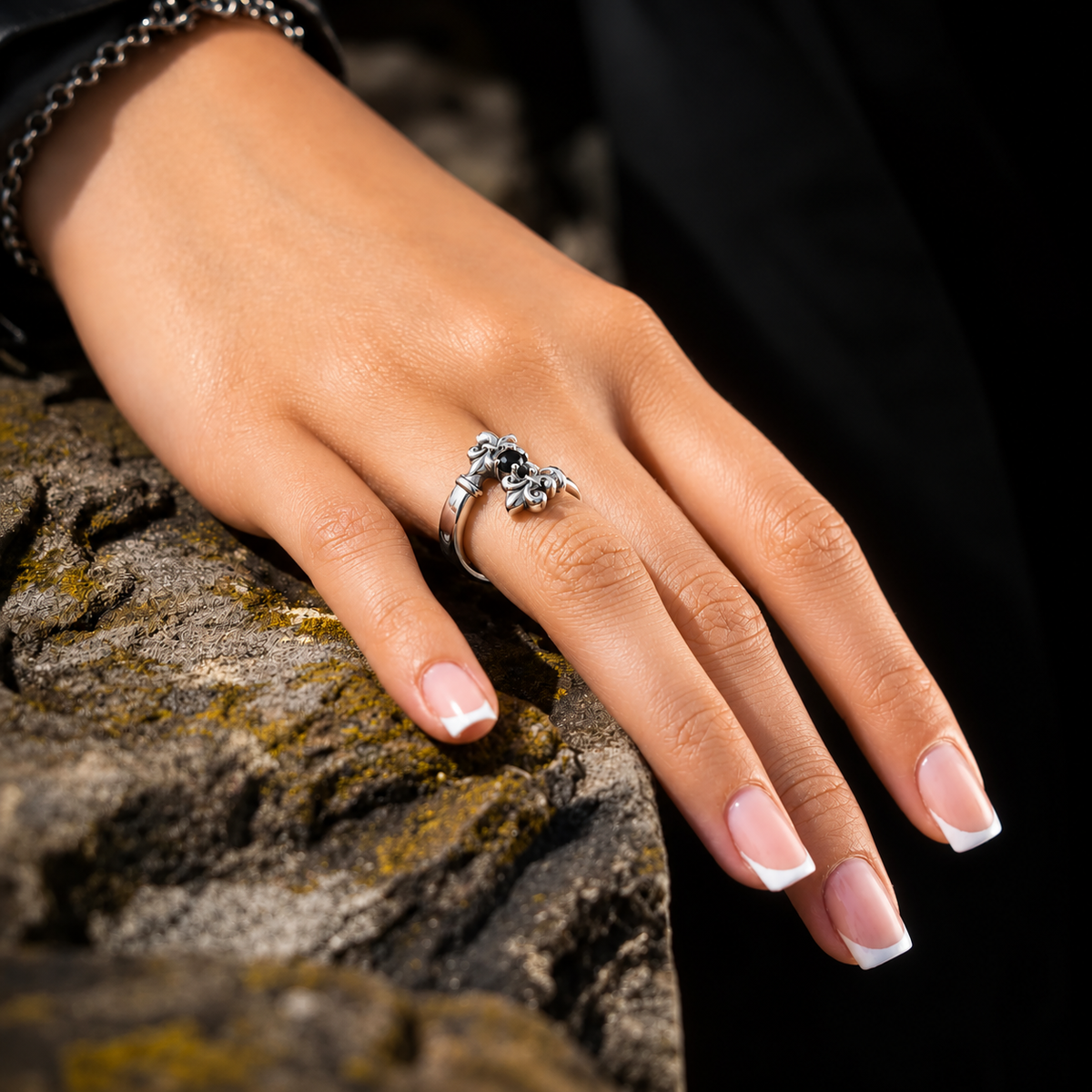 RING DOPPELLILIE MIT SCHWARZEN STEINEN SILBER