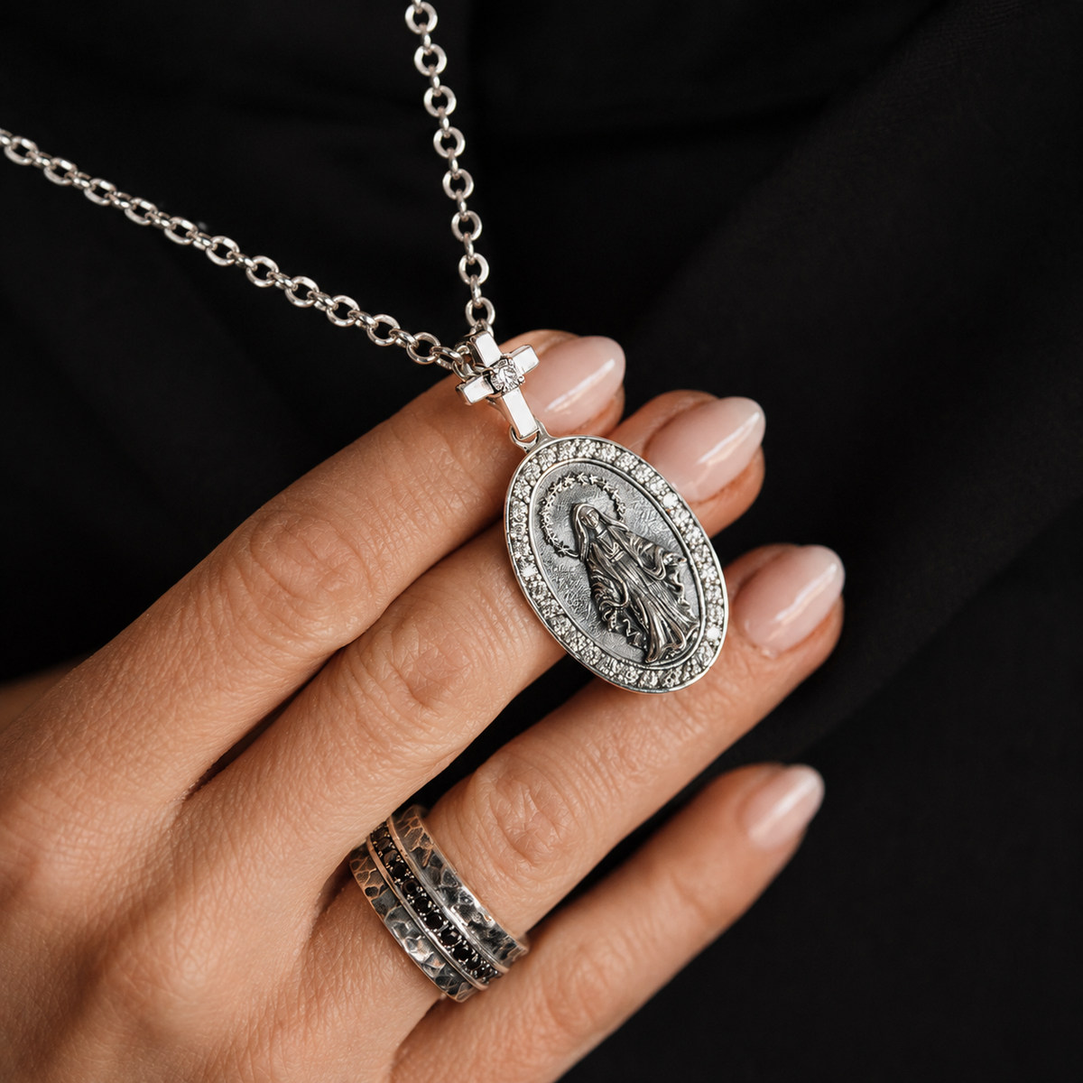 RING GEHÄMMERT MIT SCHWARZEN STEINEN